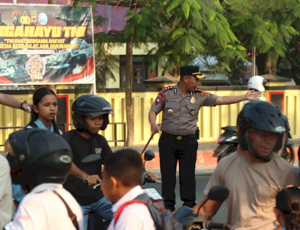 Atur Lalu Lintas : Kapolres Mabar Turun Langsung Pimpin 'Strong Point' di Jalan Frans Lega