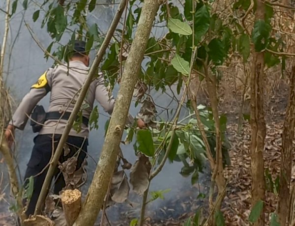 Respons Cepat Kebakaran Lahan di Warloka, AIPDA Yunus dan Warga Bahu-Membahu Padamkan Api