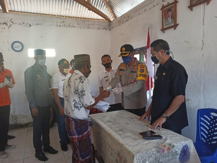 Kapolres Mabar Dampingi Bupati Mabar Serahkan BST Kepada Warga Terdampak Covid-19