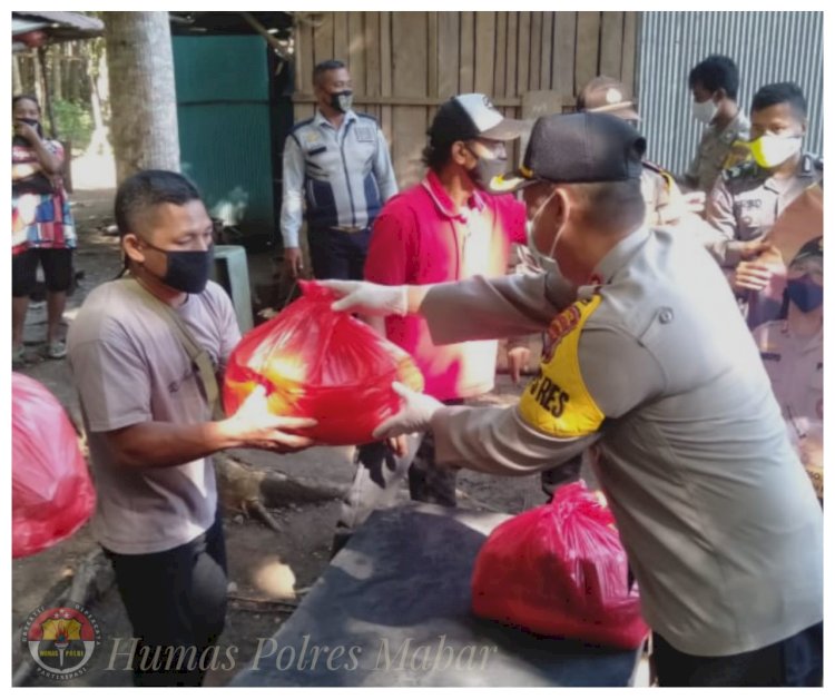 Door To Door, Kapolres Mabar Kembali Bagikan Sembako Ke Warga Terdampak Covid-19