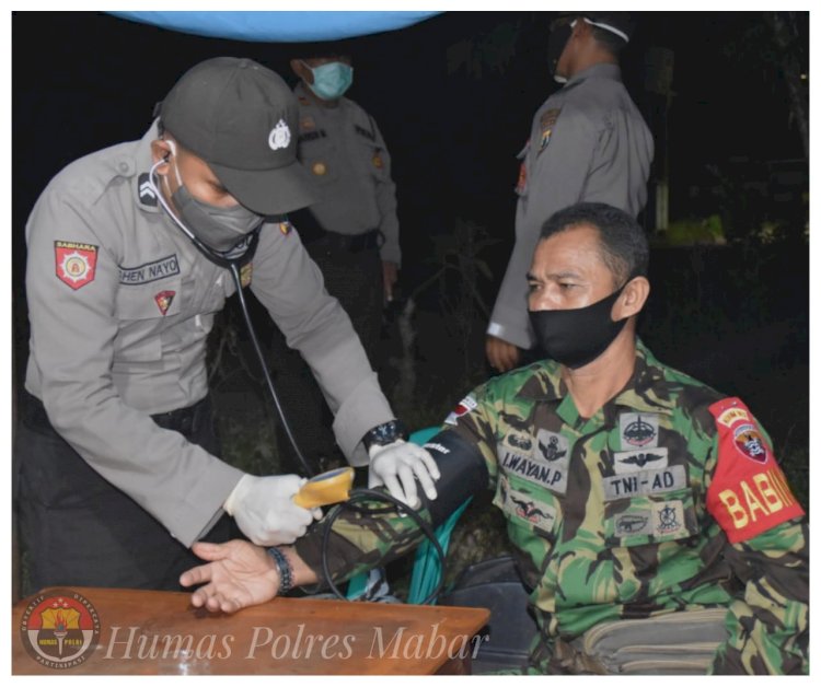 Mendukung Pencegahan Covid-19, Baurkes Polres Mabar Membagikan Multivitamin dan Pemeriksaan Kesehatan Kepada Petugas Posko