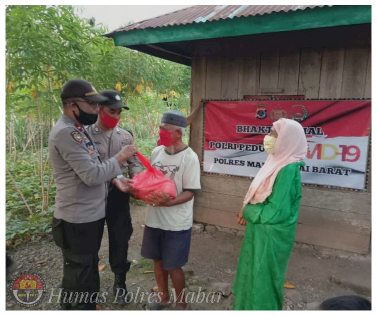 Polsek Komodo Bagikan Beras dari Polri ke Masyarakat