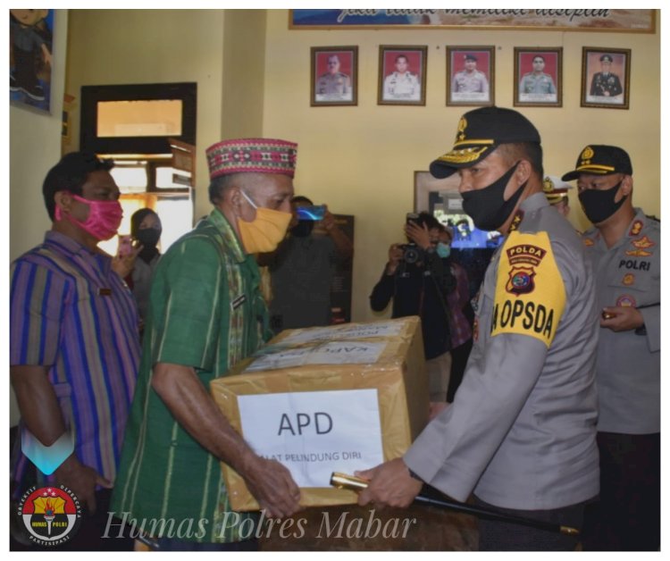 Tim Gugus Tugas Covid-19 Mabar Terima Alat Pelindung Diri (APD) Dari Kapolda NTT