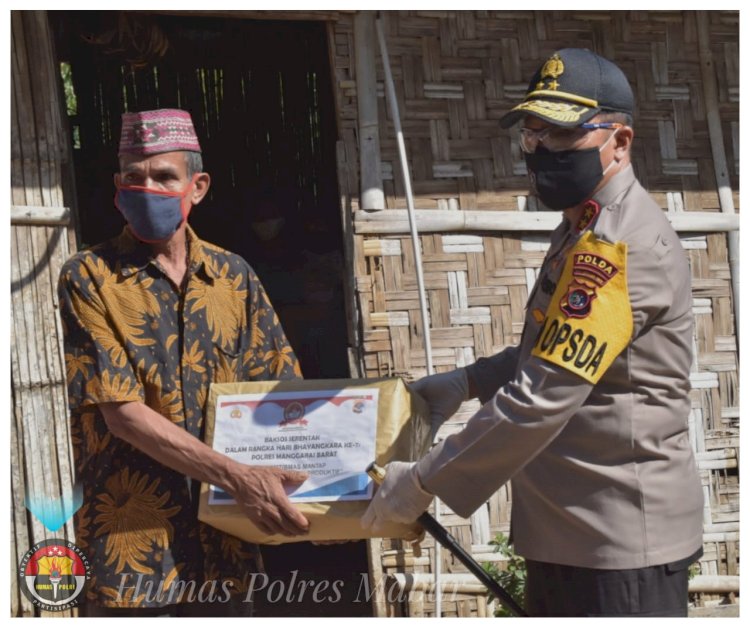 Peringati Hari Bhayangkara Ke-74, Kapolda NTT Beri Paket Sembako kepada Masyarakat Labuan Bajo