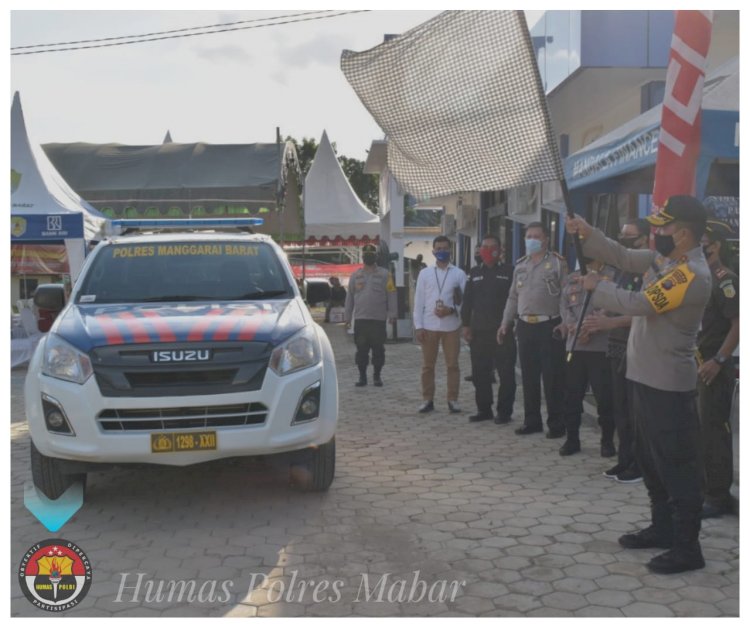 Bhakti Sosial Secara Serentak, Kapolda NTT Beri Bansos dan SIM Masyarakat Labuan Bajo Dalam Rangka Hari Bhayangkara ke 74