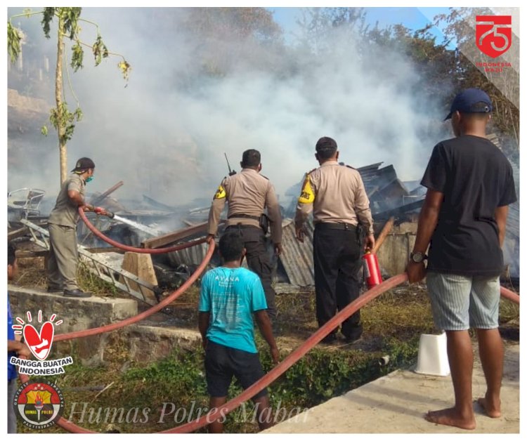 Polisi Bersama Warga dan Damkar Bantu Padamkan Kebakaran Dapur Hotel