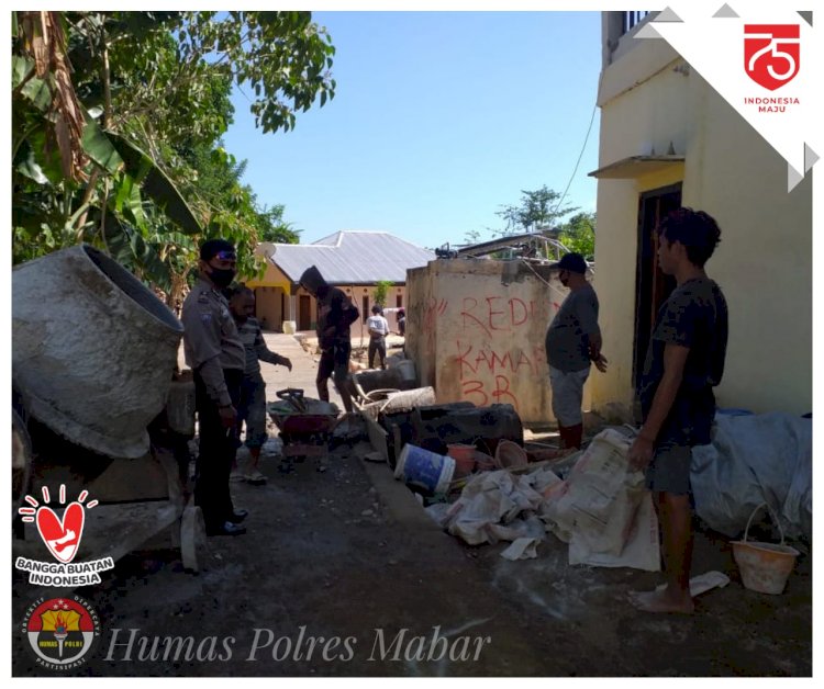 Awasi Penggunaan Anggaran Dana Desa, Polsek Komodo Pantau Langsung Pembangunan Jalan Desa