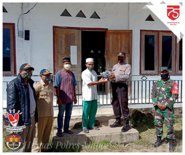 Polsek Sano Nggoang Bagikan Masker di Masjid Al-Hamid Werang