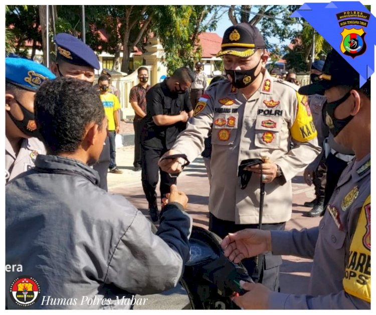 Serentak se Indonesia, Polres Manggarai Barat Bagi-Bagi Masker Gratis