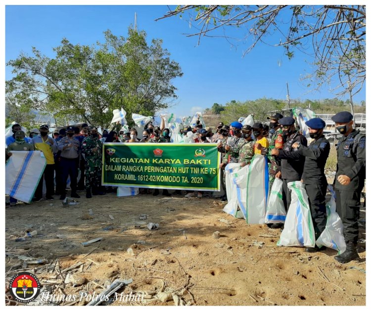 TNI dan Polri Bersama Masyarakat Bersihkan Sampah di Pulau Bajo