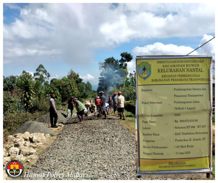 Pantau Pembangunan Jalan, Bhabinkamtibmas Polsek Kuwus Awasi Dana DAU Tambahan