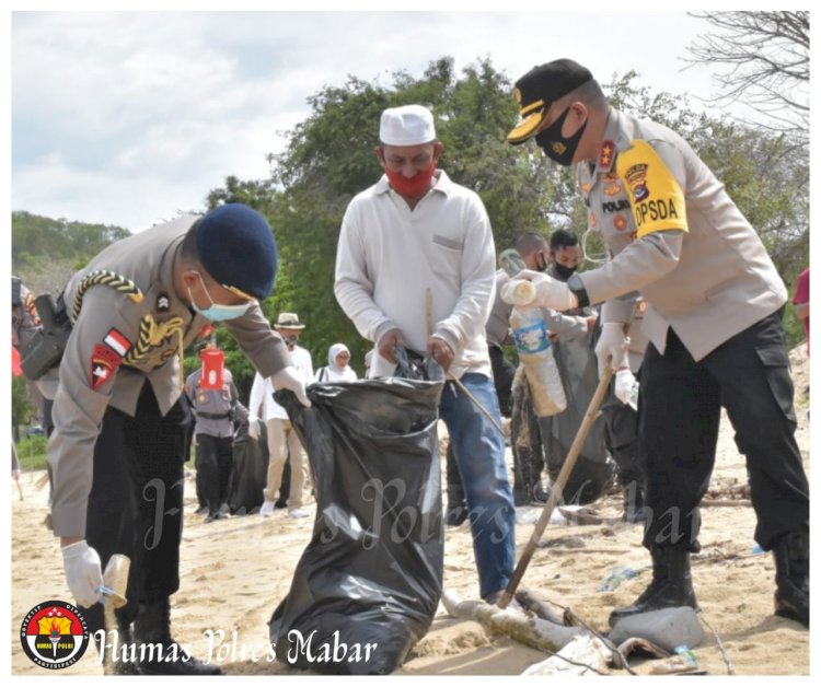 Peduli Lingkungan, Kapolda NTT Bersama Elemen Masyarakat Pungut Sampah di Pantai Pede Labuan Bajo