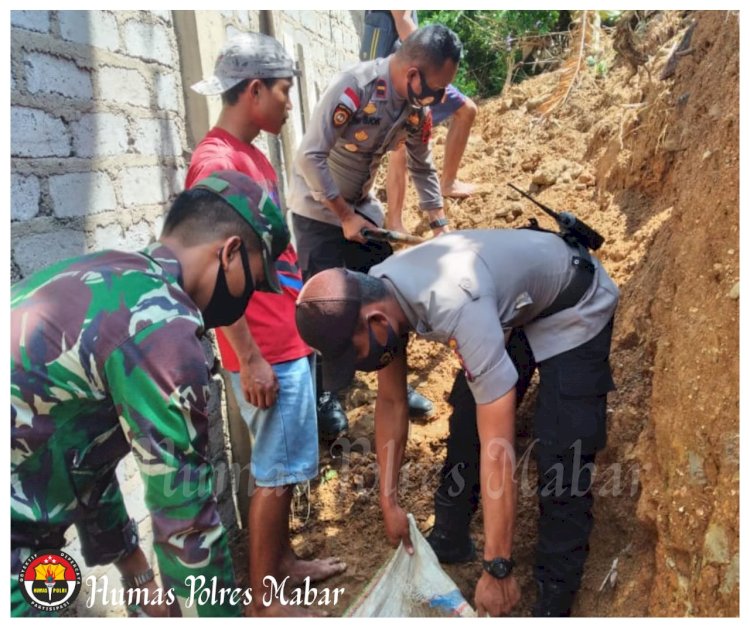 Tanggap Bencana, Polsek Kuwus Bantu Warga Korban Tanah Longsor