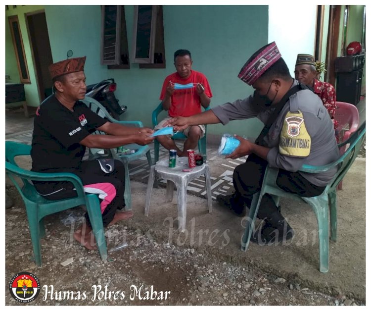 Bagikan Masker, Bhabinkamtibmas Polsek Komodo Ajak Warga Cegah Pandemik Covid-19