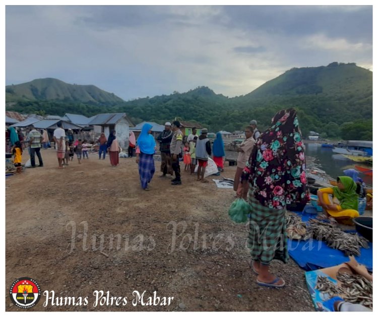 Sambangi Pasar Tradisional Warloka, Bhabinkamtibmas Ajak Warga Jaga Kamtibmas Demi Kesuksesan Pilkada Serentak 2020