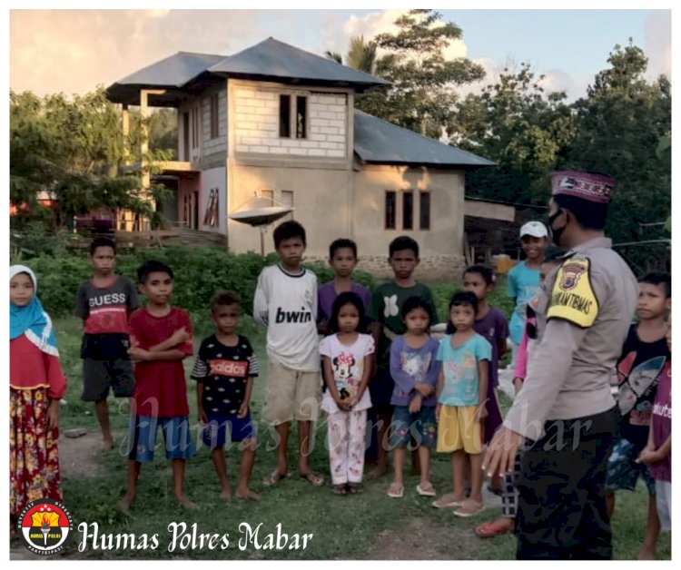 Sambangi Anak – Anak, Bhabinkamtibmas Polsek Komodo Ingatkan Prokes 4M Ditengah Pandemik Covid-19