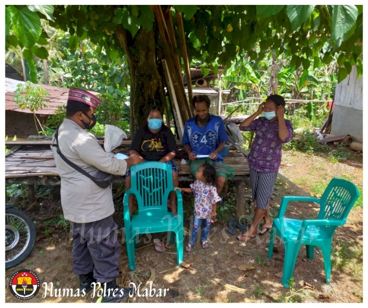 Bagikan Masker Kepada Warga Binaannya, Bhabinkamtibmas Ajak Warga Patuhi Protokol Kesehatan