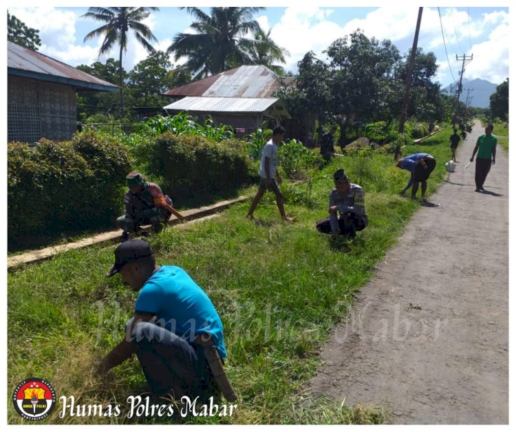 Bhabinkamtibmas dan Babinsa di Lembor, Kompak Kerja Bakti Bersama Warga