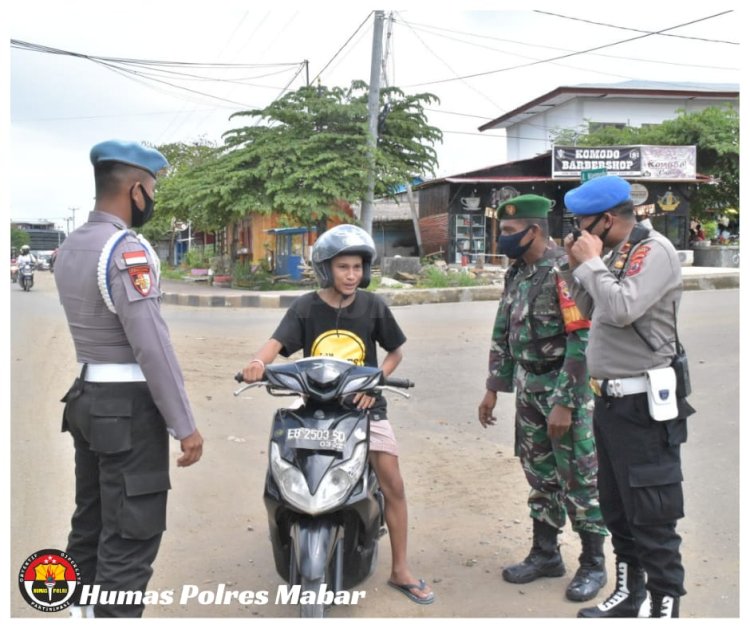 Jelang Nataru, Personil TNI-Polri Laksanakan Operasi Yustisi Serta Bagikan Masker di Labuan Bajo