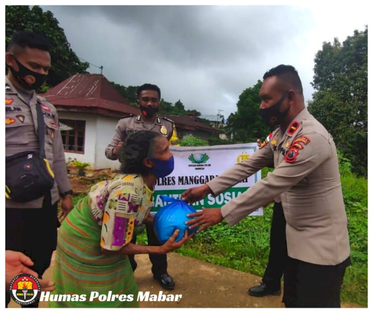 Wujud Kepedulian Polri, Kapolsek Kuwus Salurkan Bansos Kepada Masyarakat