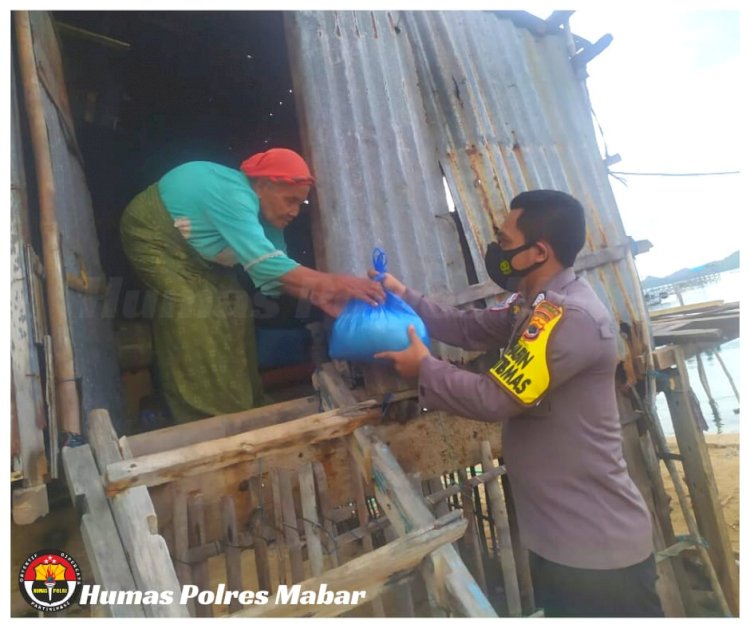 Polri Peduli Covid-19, Bhabinkamtibmas Bagikan Beras di 2 Desa