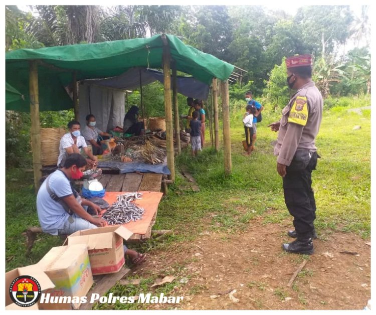 Sambangi Pasar Rakyat Kampung Tohong, Bhabinkamtibmas Berikan imbauan Terkait Prokes Covid-19