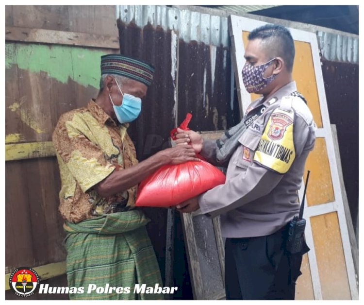 Bripka Yohanes B. Pandi Bagikan Bantuan Beras Polri Tahap IV Kepada Warga Terdampak Covid-19 di Dua Desa