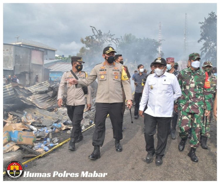 Pantau Langsung, Kapolres Manggarai Barat Bersama Forkopimda Tinjau Lokasi Kebakaran Ratusan Kios Pasar Lembor