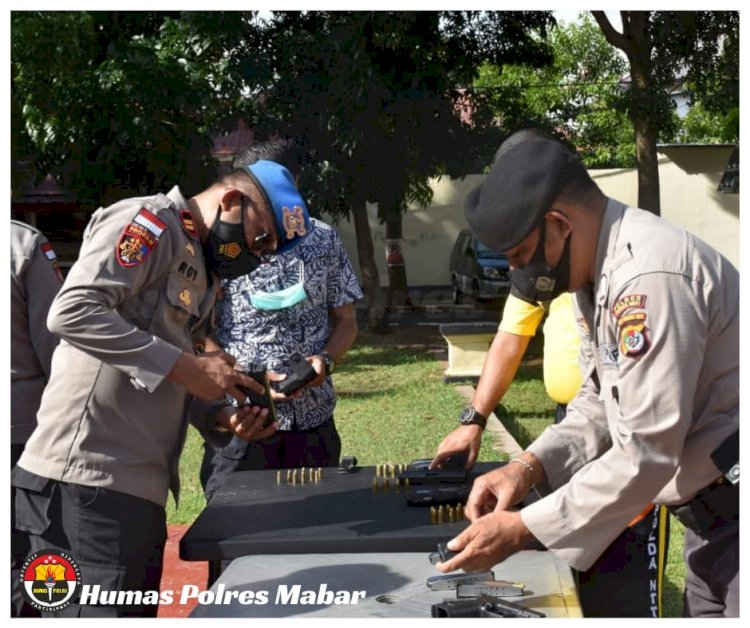 Propam Polres Manggarai Barat Lakukan Cek Kondisi Senpi Personil