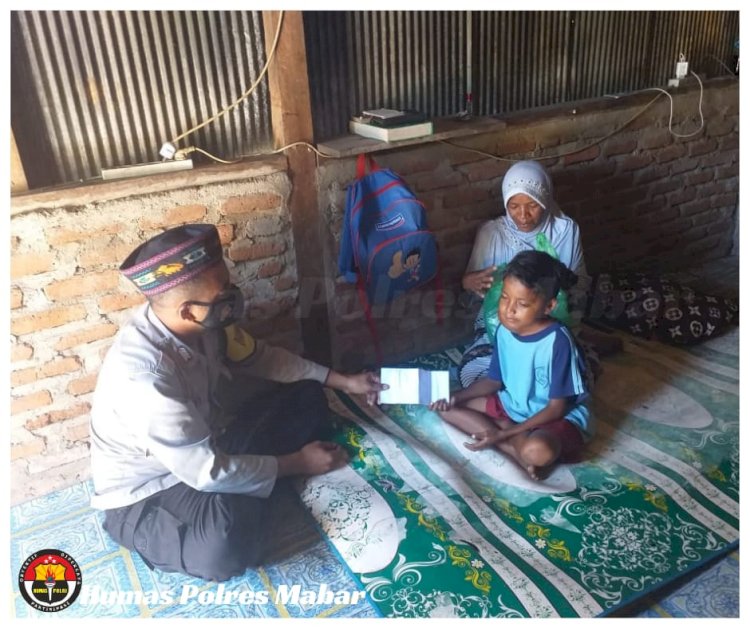 Wujud Kepedulian, Bhabinkamtibmas Beri Tali Asih Kepada Penderita Kanker Ganas di Labuan Bajo