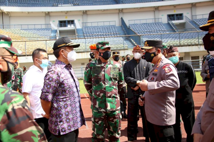 Tinjau Vaksinasi di Bandung, Panglima dan Kapolri Berharap Program Vaksinasi Presiden 1 Juta 1 Hari Tercapai