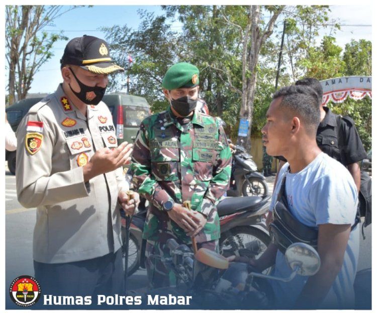 Sambut Hari Bhayangkara ke-75, TNI-Polri Bagikan Masker Gratis di Labuan Bajo