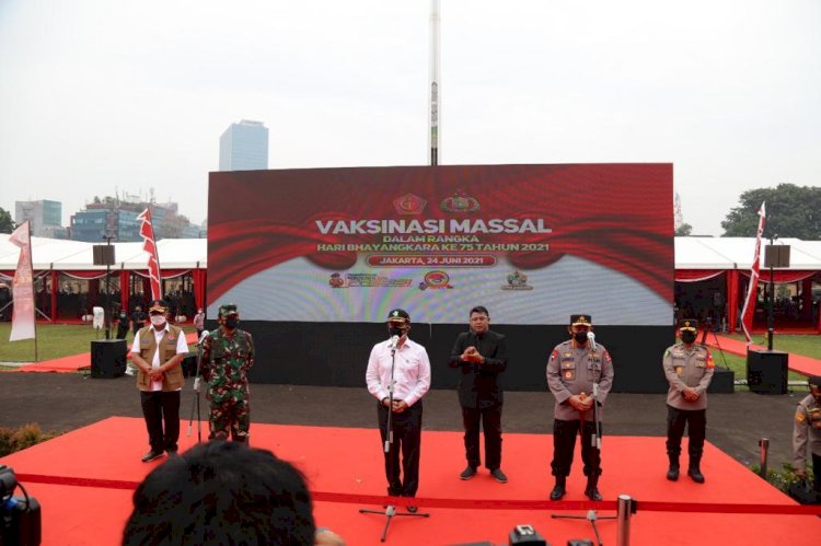 Panglima TNI, Kapolri dan Menkes, Tinjau Vaksinasi Massal Jelang HUT Bhayangkara