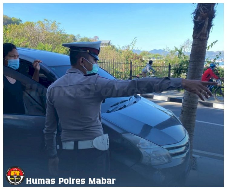 Satlantas Polres Manggarai Barat Tertibkan Kendaraan di Trotoar Depan Mawar Hotel Labuan Bajo