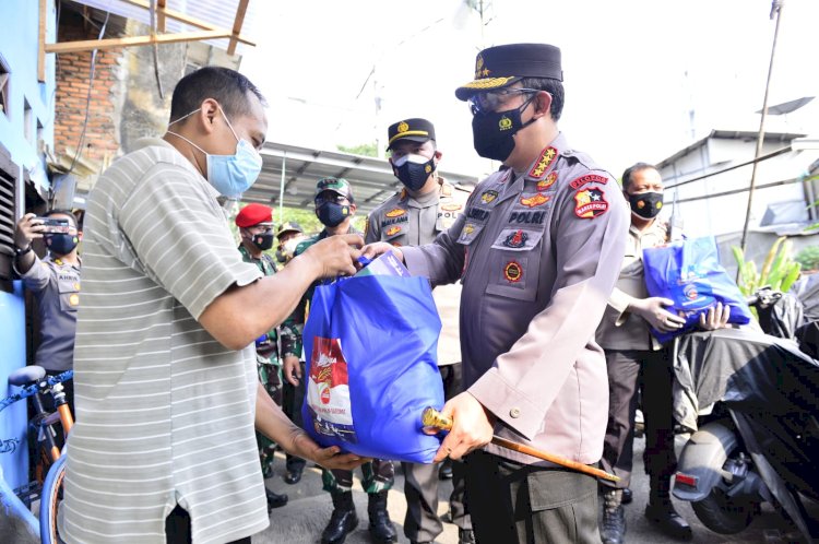 Panglima TNI dan Kapolri Sosialisasi Vaksin Keliling dan Serahkan Langsung Bansos ke Warga Jakarta