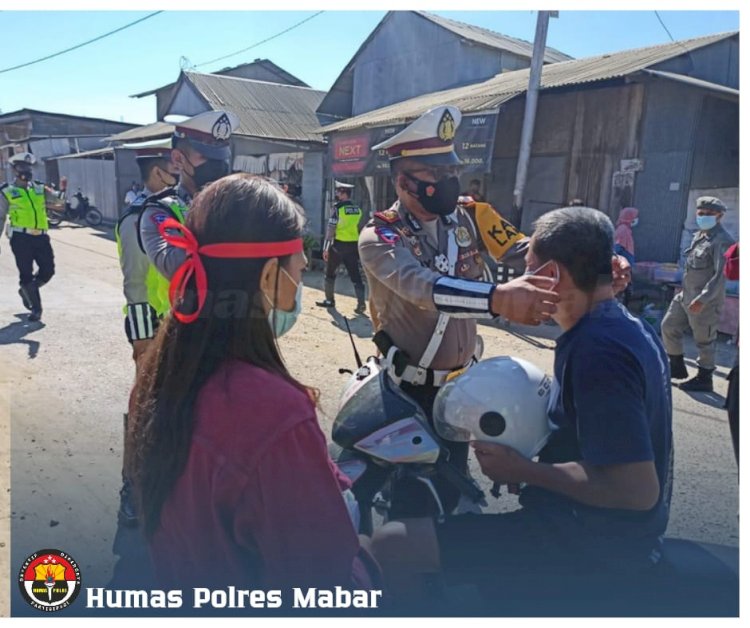 Gandeng KMPK Kupang, Satlantas Polres Manggarai Barat Bagikan Masker