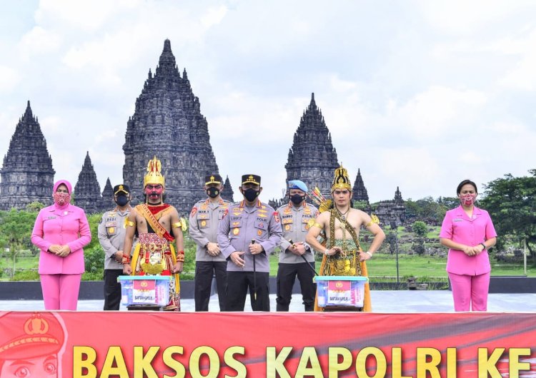 Kapolri Serahkan Bansos ke Pekerja Seni di Yogyakarta yang Terdampak Pandemi Covid-19