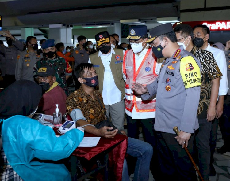 Tinjau Bandara Soetta H-1 Natal, Kapolri Minta Pengawasan Ketat Masa Karantina PPI