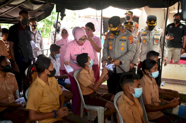 Beri Bansos Kepada Masyarakat Terdampak Covid 19, Kapolda NTT: Semoga Bermanfaat