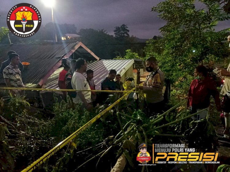 Personil Polres Mabar Bantu Warga Padamkan Kebakaran Satu unit Rumah