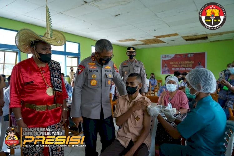 Tinjau Vaksinasi di SMA Negeri 1 Lobalain, Kapolda NTT Berharap Semua Pihak Dukung Program Akselerasi Vaksinasi Nasional