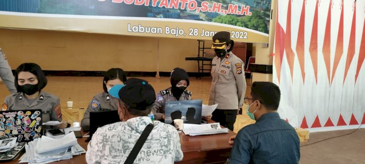 Akselerasi Vaksinasi Presisi Polri, Polwan Polres Mabar Kembali Gelar Vaksinasi Massal