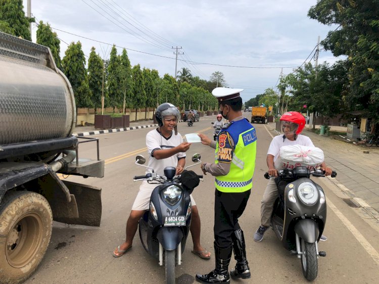 Imbau Taat Prokes, Satlantas Polres Bagikan Masker Kepada Pengguna Ranmor