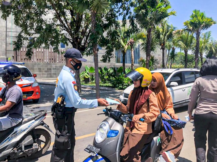 Cegah penyebaran Covid-19, Satuan Pam Obvit Polres Mabar Bagikan Masker Kepada Masyarakat