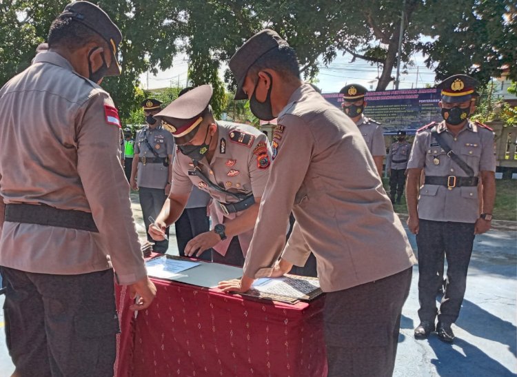 Pimpin Upacara Sertijab Sejumlah Perwira Polres Mabar, Kapolres Tekankan Laksanakan Amanah Dengan Baik