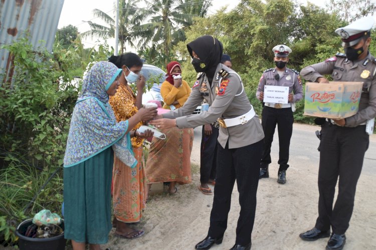 Berbagi Kasih, Satuan Lalu Lintas Polres Mabar Bagikan Masker dan Takjil Kepada Warga Desa Gorontalo