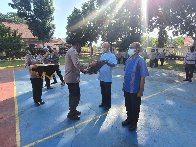 Kapolda NTT Berikan Piagam Penghargaan Kepada 2 Orang Tokoh Agama Kabupaten Mabar