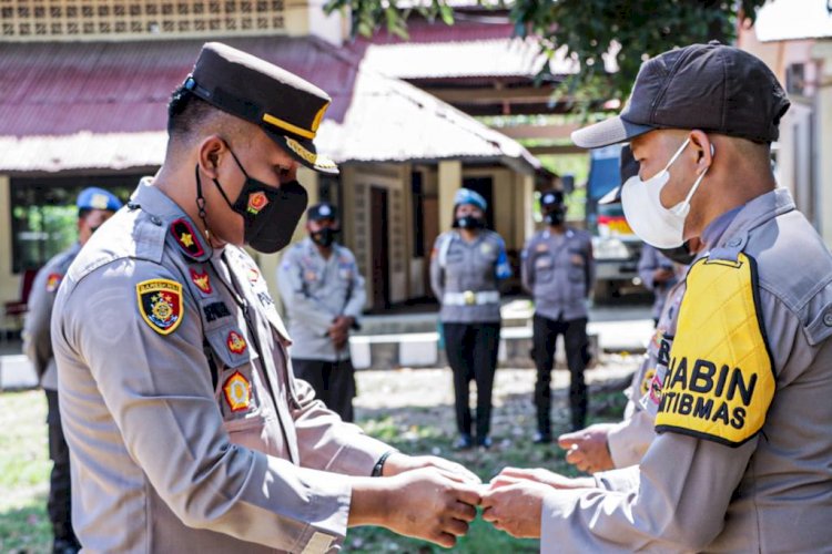 Wakapolres Mabar Serahkan Kartu Dumas Kepada 10 Anggota Bhabinkamtibmas