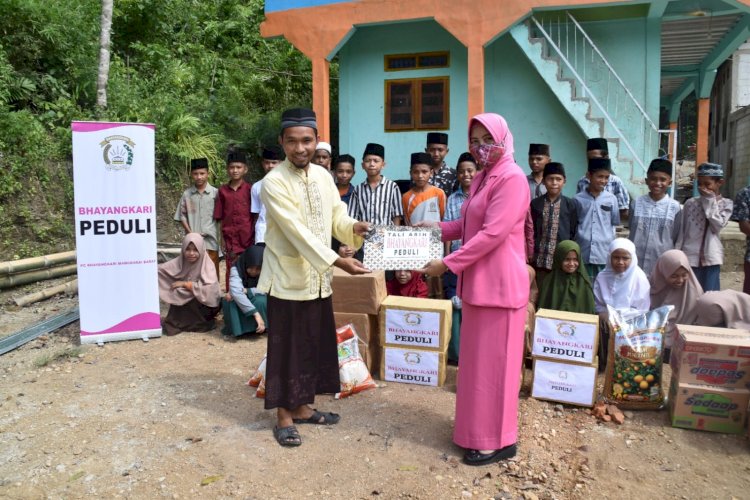 Jelang HUT Bhayangkara ke 76 Kapolres Manggarai Barat Berikan Bantuan Sembako Kepada Anak-Anak Pesantren