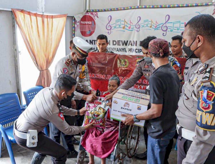 Jelang HUT Bhayangkara, Satlantas Polres Manggarai Barat Bagikan Sembako Kepada Masyarakat